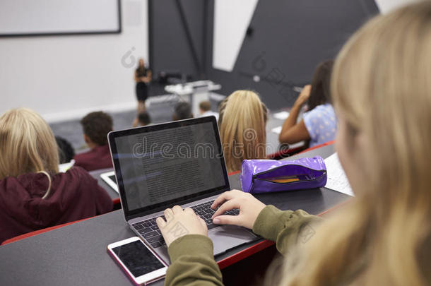 在大学讲座上使用笔记本电脑的女学生