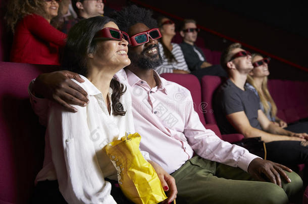 一对在电影院戴着3D眼镜看喜剧电影的夫妇