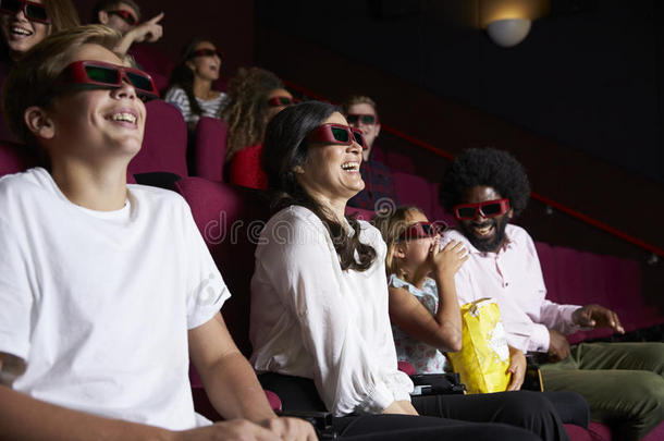 <strong>电影院的</strong>观众戴着3D眼镜看喜剧电影