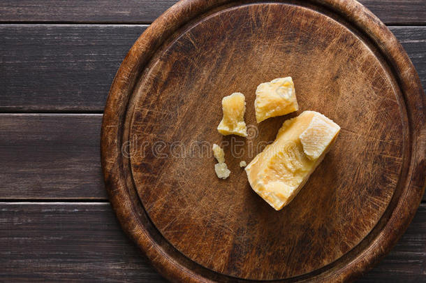 奶酪熟食在乡村木桌上，帕尔马森