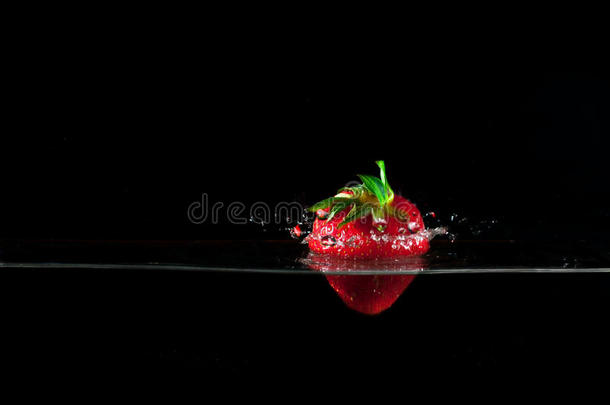 草莓溅入水中