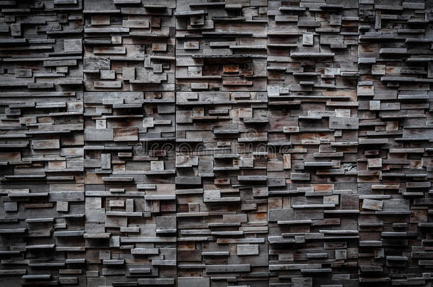 暴露的木墙外部，拼凑的原始木材形成一个美丽的镶木图案