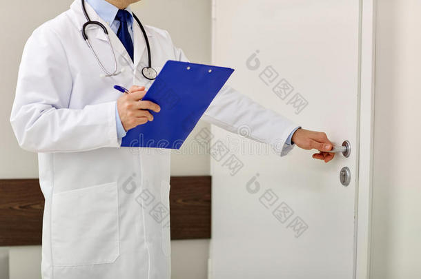 在医院门口用剪贴板关闭医生