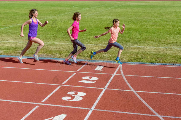 家庭运动，母亲和孩子在体育场跑道上跑步，训练和孩子健身