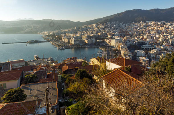 惊人的全景到老城和卡瓦拉港，希腊