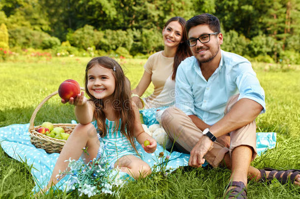 一家人在野餐。 快乐的年轻家庭在大自然中享受乐趣