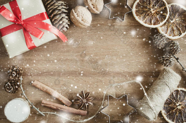 圣诞节假期背景。 木制背景上的乡村圣诞节装饰品。 老式图像与绘制的降雪。