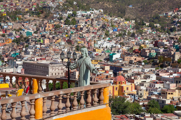 <strong>瓜纳华托</strong>墨西哥市，有五颜六色的建筑和基督雕像，俯瞰这些建筑