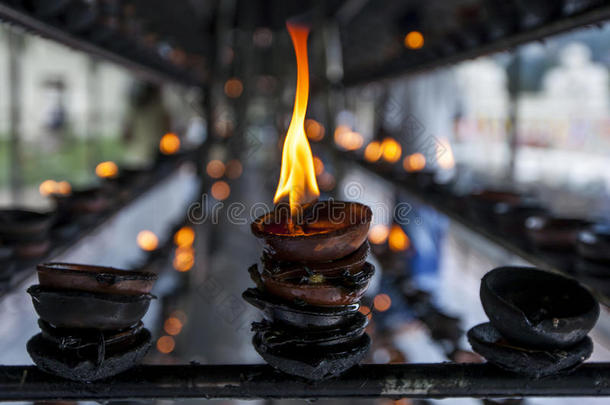 斯里兰卡坎迪圣牙遗迹神庙的油杯中燃烧着<strong>一团火</strong>焰。