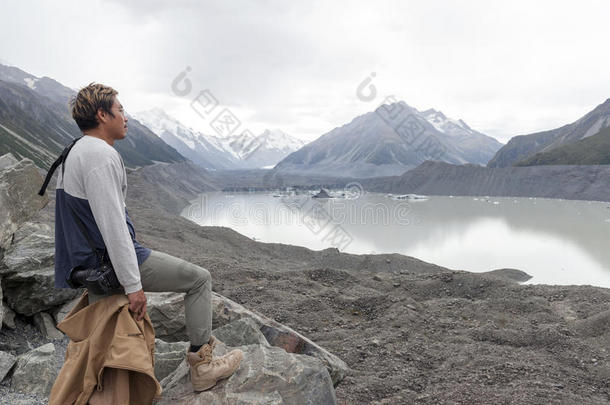 一个人在塔斯曼冰川观点，奥拉基/库克山国家公园，新西兰