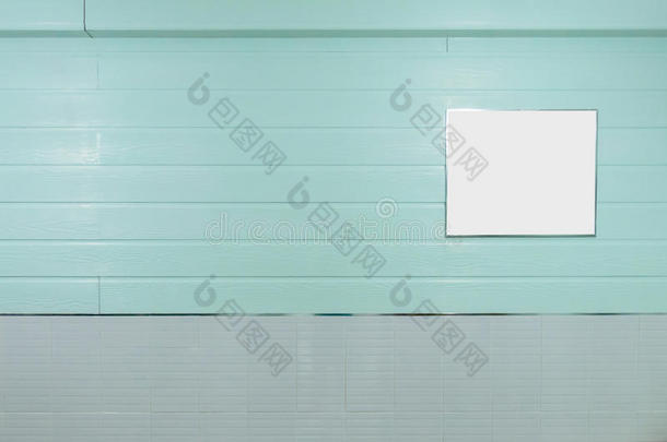 空<strong>白画框</strong>挂在糊状薄荷蓝色木墙上，有光泽的灰色纺织品。