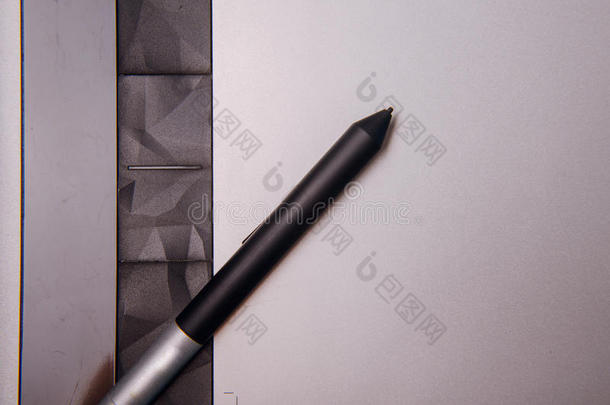 为插画家和设计师设计的带有钢笔的图形平板电脑，