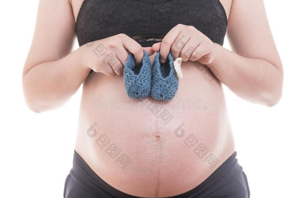 在孕妇的肚子里为未出生的婴儿关闭小鞋子