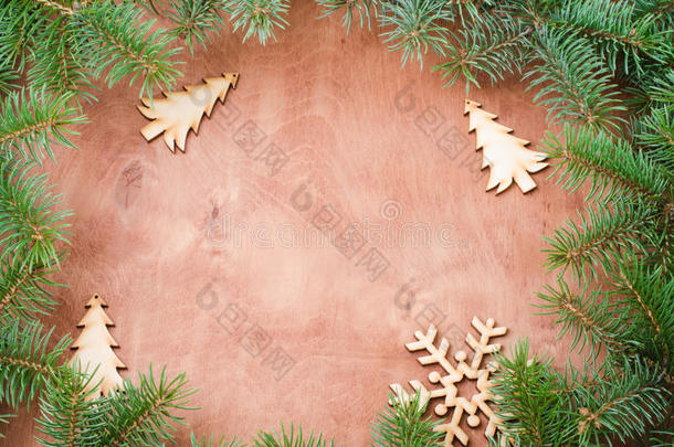 圣诞节明信片的圣诞背景。 圣诞树的树枝就像木头背景上的框架。 文字的位置。