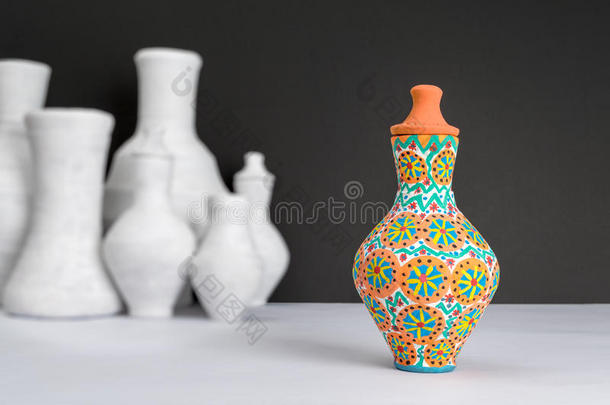 装饰彩色陶器花瓶背景模糊的白色花瓶