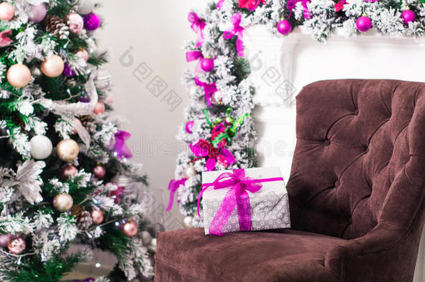 圣诞节装饰和礼品盒在灯光室。 假期时间