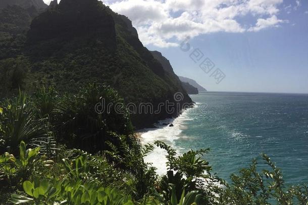 夏威夷卡莱岛纳帕利海岸的哈纳卡皮亚海滩-卡拉劳小径。