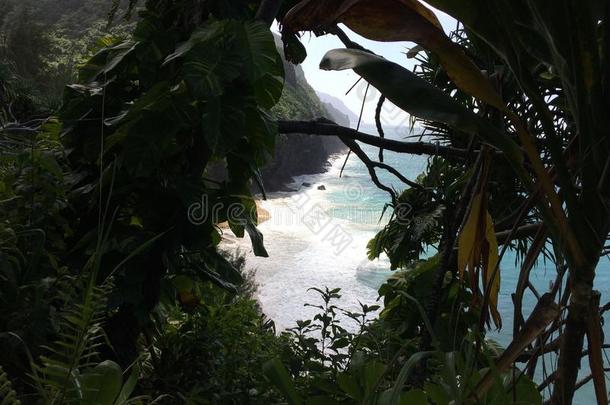 夏威夷卡莱岛纳帕利海岸的哈纳卡皮亚海滩-卡拉劳小径。