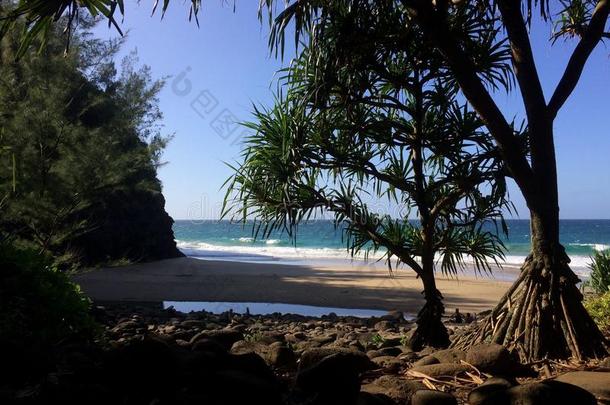 夏威夷卡莱岛纳帕利海岸的哈纳卡皮亚海滩-卡拉劳小径。