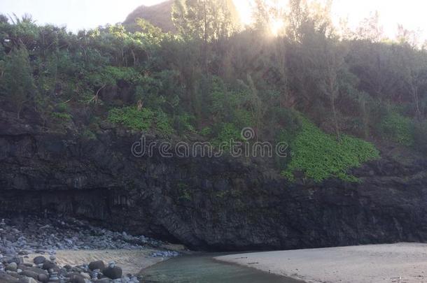 夏威夷卡莱岛纳帕利海岸的哈纳卡皮亚海滩-卡拉劳小径。