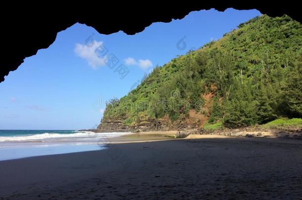 夏威夷卡莱岛纳帕利海岸的哈纳卡皮亚海滩-卡拉劳小径。