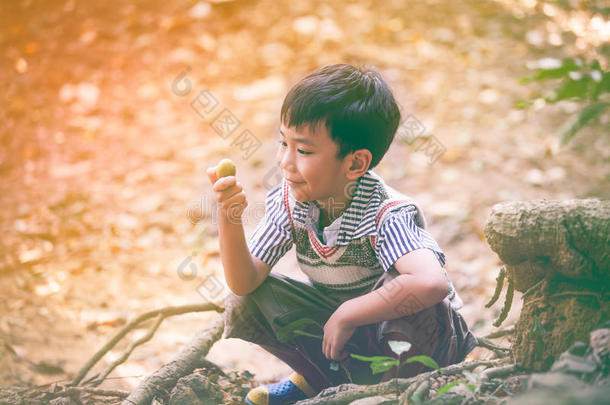 可爱的亚洲孩子在暑假户外玩耍。 复古的色调。