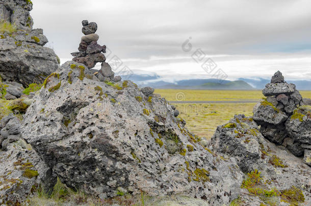 冰岛劳夫斯卡拉尔的凯恩斯，旅行者在那里留下石头