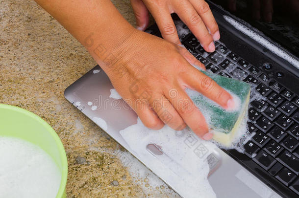 特写清洗<strong>电脑</strong>笔记本与洗碗肥皂，技术概念。