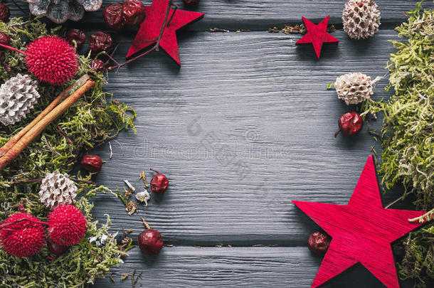 圣诞节或新年装饰背景：苔藓，浆果，星星