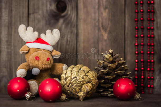 给孩子们的圣诞节。戴着圣诞老人帽子的玩具鹿。 新年装饰品