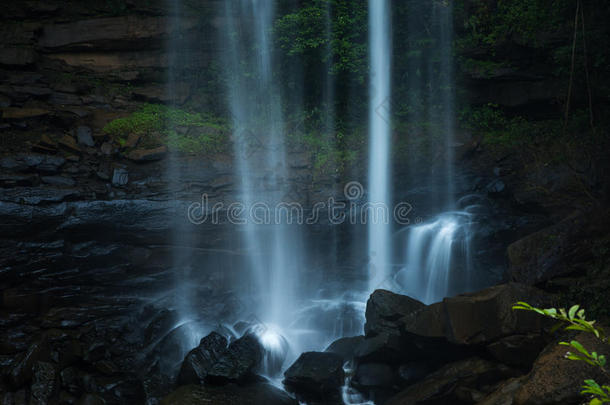 美丽的运动瀑布在黑色的石头上，云洞瀑布，位于尤多纳尼省