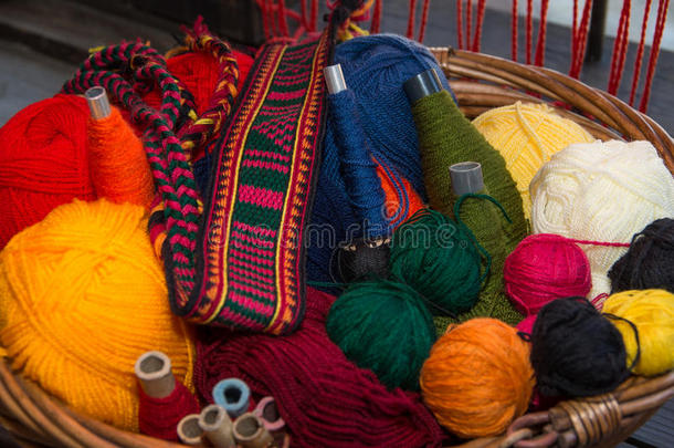 手工艺。 带彩色羊毛线和手工编织带的篮子。