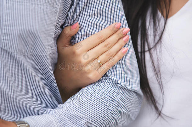 一个女人的特写&x27；的手戴着订婚戒指