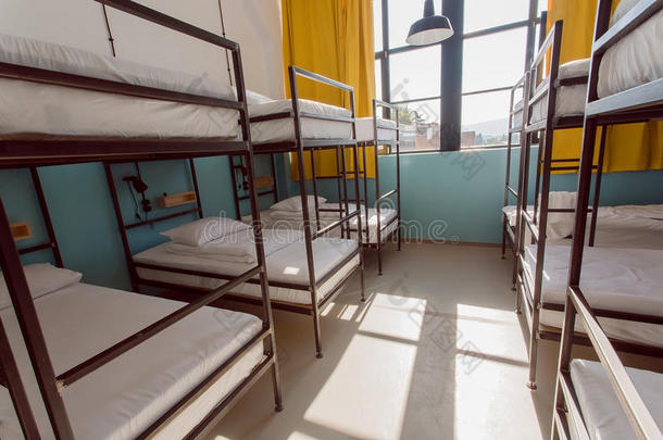 宿舍内的大卧室，为孤独的年轻游客和学生提供干净的床