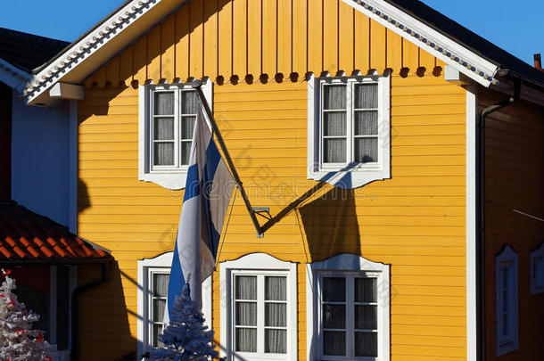 芬兰木制城镇<strong>房</strong>屋明亮的黄色和<strong>旗</strong>帜