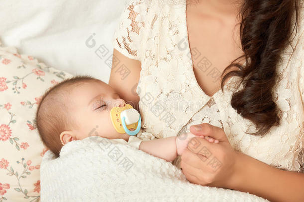 母亲手上的婴儿画像，快乐的孕产理念