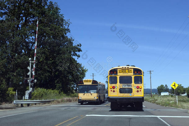 公共汽车十字路口教育公众的铁路