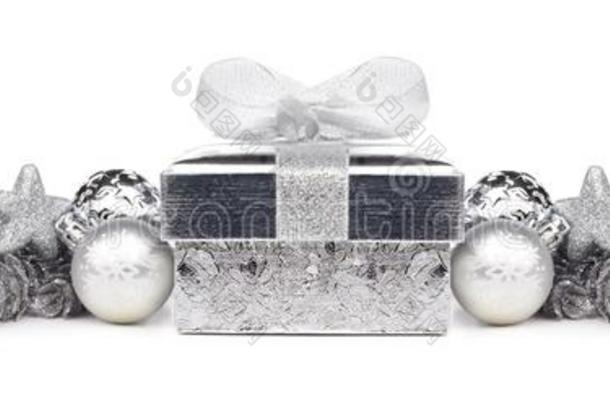 圣诞边界的银饰和礼物超过白色