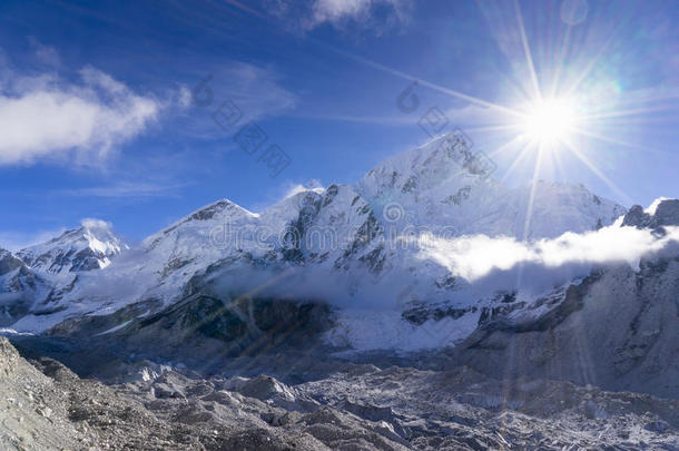 来自GorakShep的珠穆朗玛峰和Lhotse峰的美丽景观。 在去珠穆朗玛峰大本营的路上。