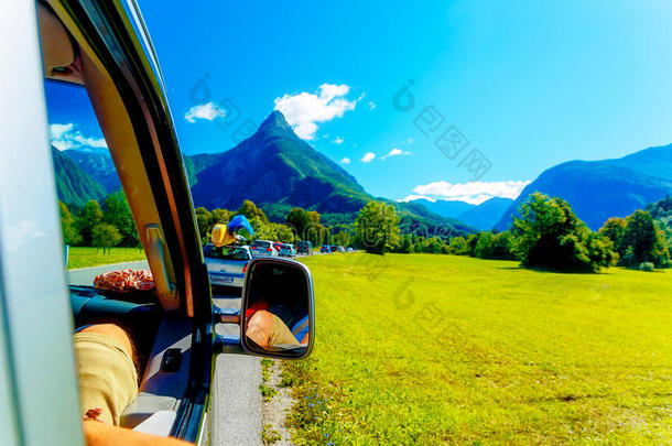 免费夏季汽车旅行道路旅行在美丽的山区景观