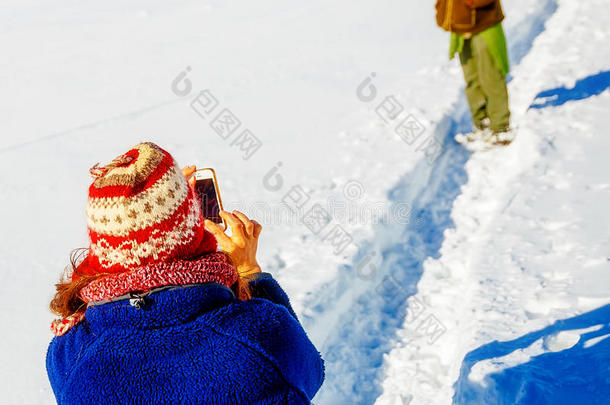 一个男人在美丽的山上<strong>雪景</strong>中的<strong>女孩</strong>照片。