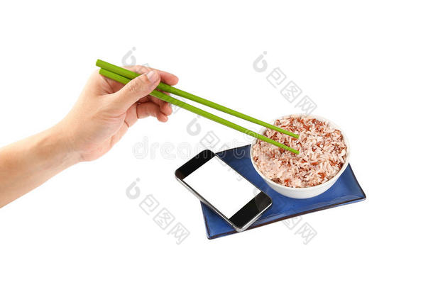手拿筷子，糙米和智能手机，吃食物，