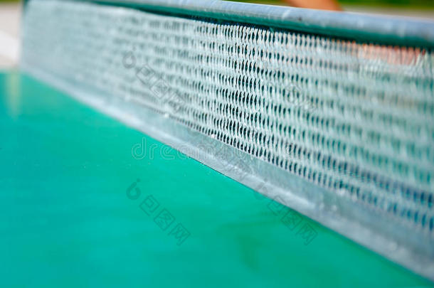 蔚蓝绿色乒乓球台和惠河网的细节