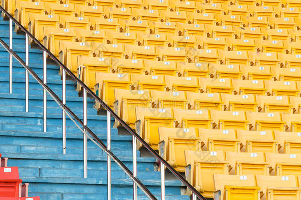 体育场空的黄色座位，足球场上的一排座位