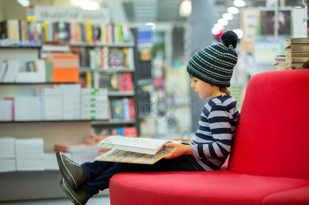 可爱的孩子，孩子，坐在书店里