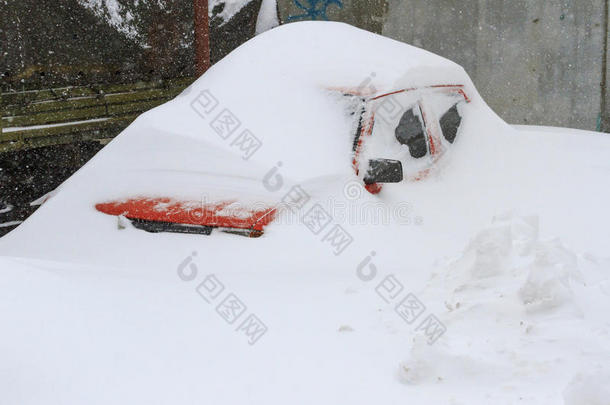 汽车在暴风雪中席卷了屋顶