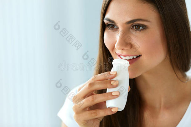 美丽健康的女人喝天然酸奶，乳制品