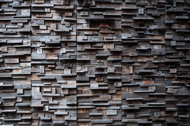 暴露的木墙外部，拼凑的原始木材形成一个美丽的镶木图案