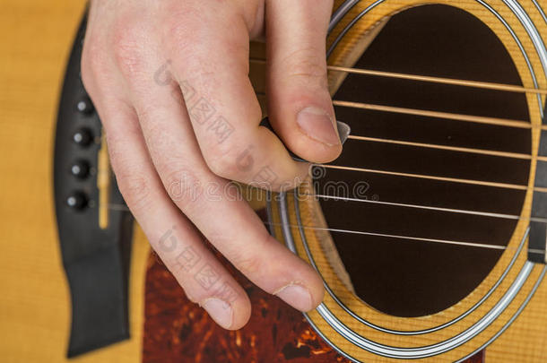 <strong>吉他</strong>手手指和手的细节