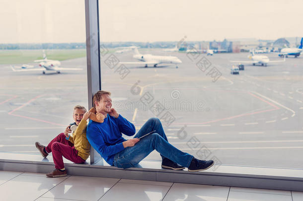 父子在机场等着登机